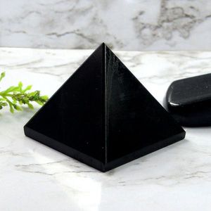 Pyramide en Agate Noire de Cristal Feng Shui pour le Travail de Guérison par le Reiki et la Correction Vastu - Product Image 2