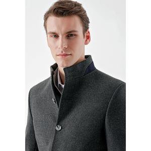 Cappotto da uomo in tinta unita antracite con colletto a giudice abbottonato con vestibilità dinamica in Cashmere