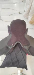 Sillín de equitación inglés profesional de cuero sintético con armazón de madera y doble banda de vientre para equitación de resistencia - Product Image 2