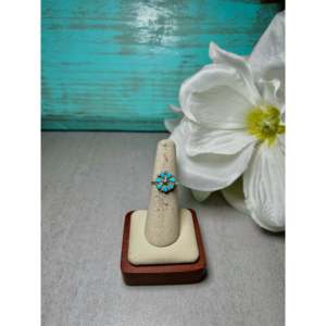 Anillo Zuni Hecho a Mano con Turquesa Kingman y Plata de Ley, Diseño Agrupado, para Uso Diario - Product Image 1