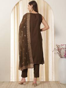 <b>Women</b> Floral Printed Regular Kurta with Trousers & With Dupatta - Product Image 4