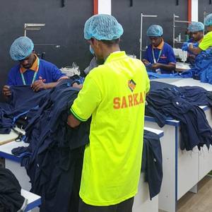 เสื้อยืดแขนสั้นลำลองผู้ชายทรงเข้ารูป ผลิตจากโรงงานโดยตรง ผ้าโพลีเอสเตอร์/คอตตอนเนื้อหนา ย้อมเส้นด้าย สีพื้น จากบังกลาเทศ - Product Image 4