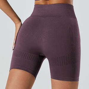 Ensemble de sport 5 pièces uni pour femme avec logo frontal, comprenant un crop top à manches longues, un brassière de sport et un short legging taille mi-haute, idéal pour la gym et le yoga - Product Image 5