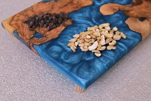 Planche à découper en bois époxy de qualité supérieure, design unique en résine, idéale pour servir des fruits, des légumes et du fromage, fabriquée à la main en Inde - Product Image 5