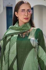 Conjunto Tradicional de Salwar Kameez de Corte Recto con Bordado Intenso en el Cuello y Dupatta Estampada en Contraste - Product Image 4