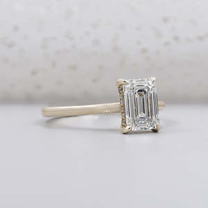 Anillo de Compromiso Solitario con Diamante Corte Esmeralda en Oro Amarillo, Certificado IGI - Product Image 2