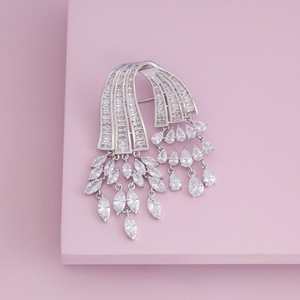 Broche de Cristal con Pedrería para Boda, Diseño Floral y Acabado Plateado - Product Image 1