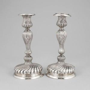 Elegante portavelas de aluminio con acabado elegante y moderno, excelente para escritorios de oficina, vestíbulos de hoteles y decoración de áreas de recepción - Product Image 1