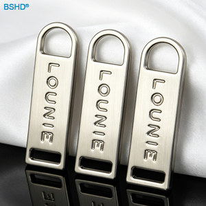 Maßgefertigter Metall-Reißverschluss-Schieber aus Zinklegierung, Gebürstetes Silber mit Graviertem Logo, Luxus-Handtaschenzubehör, OEM ODM Zubehör-Hersteller - Product Image 1