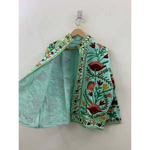 Veste en coton brodée à la main d'inspiration Suzani, motif Le Jardin de Samarkand - Menthe et Cramoisi, taille XL pour le printemps et l'hiver - Product Image 1