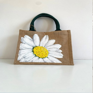 กระเป๋าโท้ทปอกระเจาขนาดเล็กที่มีดอกเดซี่สีขาววาดด้วยมือตรงกลางสีเหลืองสดใสมีจำหน่ายในราคาขายส่ง - Product Image 1