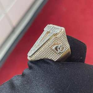 Bague de fiançailles pour homme 8.00 carat Baguette ronde Moissanite avec lettre en V et diamant en argent sterling 925 style hip hop glacé - Product Image 4