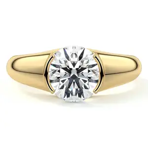 ユニークなラウンドカットとプロング設定の魅力的な婚約指輪14Ktイエローゴールドの白いモアッサナイトダイヤモンド彼女のギフトリング