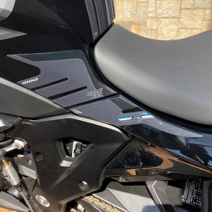 Adesivi Laterali Impermeabili Personalizzati per Serbatoio Moto, Compatibili con BMW S1000XR Triple Black 2020-23 - Product Image 1