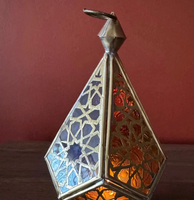 Lanterne en métal marocaine hexagonale de vente chaude pour la décoration extérieure de la maison Design classique avec bougeoirs et bocaux en céramique