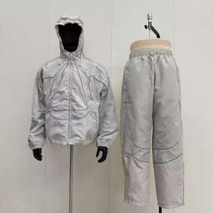 ชุดกีฬาไนลอนกันน้ำสะท้อนแสงแบบกำหนดเอง พร้อมเสื้อแจ็คเก็ตกันลมลายทางน้ำหนักเบาสำหรับวิ่งและสวมใส่ในชีวิตประจำวัน - Product Image 6