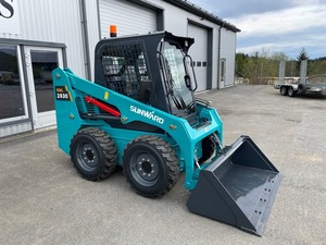 Chargeuse sur pneus compacte Sunward SWL2830 Mini Skid Steer de 3 tonnes pour l'agriculture, l'aménagement paysager et la construction - Product Image 2