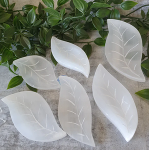 Le sélénium naturel sculpté à la main est un micronutriant essentiel pour la santé humaine magnifique cristal en forme de feuille - Product Image 1