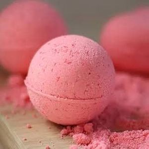 Bombe de bain effervescente à la fraise OEM avec des huiles essentielles pour adoucir la peau, spa et aromathérapie, vente en gros en vrac, étiquette privée disponible - Product Image 4