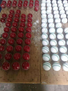 Ensemble de balles de Cricket en cuir 100% de haute qualité 6 pièces de couleur blanche cousues à la main pour le cricket en plein air fabriqué avec un matériau de qualité supérieure - Product Image 3