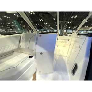 Embarcación de Pesca Pursuit DC 365 2026, Longitud de 12.1-16 m, Velocidad Máxima de 51.3 MPH, Motor Yamaha - Product Image 2