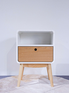 Table de chevet moderne en MDF éco-responsable et durable, placage frêne, accents blancs en bois d'hévéa, couleur naturelle, mobilier de chambre pour hôtel et appartement - Product Image 4