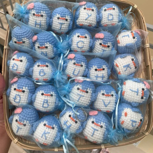 Porte-clés pingouin bébé personnalisable, mini pingouin en crochet tricoté avec votre propre couleur, fait à la main au Vietnam - Product Image 2