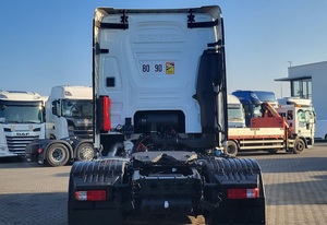 Camión Usado FO RD F Max 500 2 4x2 Diésel 2023, Cabeza Tractora Ligera Euro 6 con Suspensión Neumática, Transmisión FAST, Volante a la Izquierda, en Buen Estado - Product Image 4