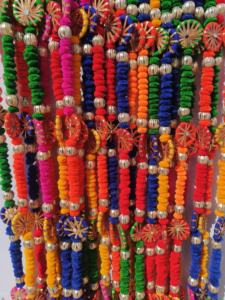 4 pieds de pompons multicolores avec perles Décoration murale Chakri Mirror Work Woolen Tassel Guirlands For All Event Decor - Product Image 4