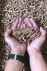 Pellets de madera de pino y haya europea de primera calidad Enplus A1 Briquetas de 6mm de diámetro certificadas en material de roble empaquetado en bolsa. - Product Image 2