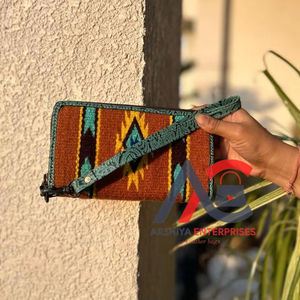 Nouvel arrivage de pochettes à main en cuir de tissu aztèque occidental pour femmes sacs à main multicolores portefeuilles uniques à bracelet en cuir matelassé aztèque - Product Image 1