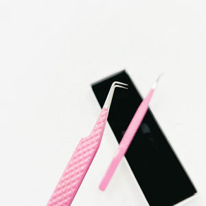 Ensemble de pinces à épiler pour extensions de cils en acier inoxydable durable, deux pièces, avec revêtement en poudre rose, pointe lisse, prise diamantée, 90 et 45 degrés - Product Image 4