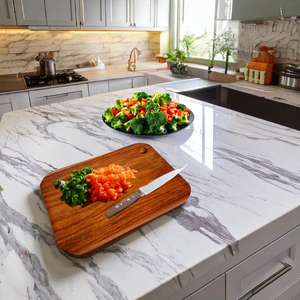 Planche à découper en bois d'acacia massif faite à la main - Légère, écologique et compatible lave-vaisselle |   Fabriqué à la main en Inde - Product Image 5