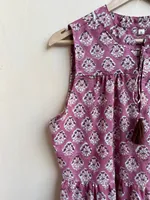 Robe longue en coton rose imprimée sans manches avec col à franges, coupe décontractée, style étagé, pour un look décontracté estival au quotidien