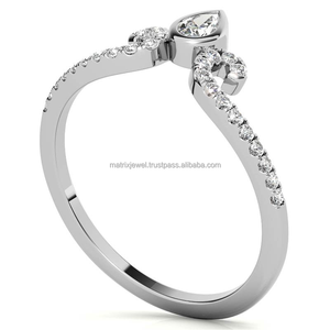 Eleva tu estilo con un anillo de diseñador con piedra central en engaste biselado, con diamante moissanita de corte pera rodeado por piedras redondas. - Product Image 3