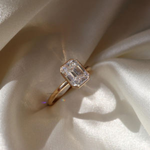 Bague de fiançailles en diamant Moissanite de 3 carats taillé en émeraude et lunette pour femme au design moderne et élégant. - Product Image 3