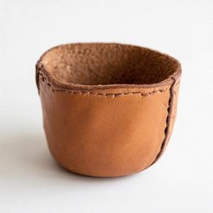 Pot en cuir de taille mini conçu en douceur, parfait pour ceux qui apprécient la subtilité dans leur style de décor vert - Product Image 4