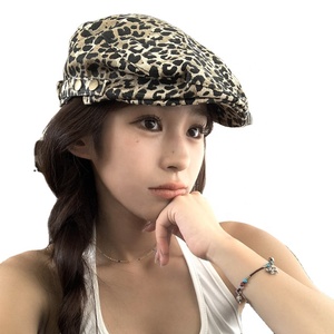 Femmes rétro avant béret Niche Design sens mode imprimé léopard chapeau personnalisable en gros pour vêtements de plage - Product Image 4