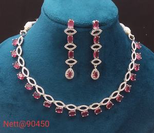 Magnifique ensemble de bijoux en diamants américains pour femmes Superbe collier et boucles d'oreilles Choix parfait pour les tenues ethniques et occidentales - Product Image 1