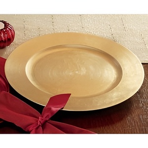 Assiettes rondes en laiton de conception artisanale avec finition mate parfaites pour le service de nourriture moderne et la décoration de table de mariage - Product Image 1