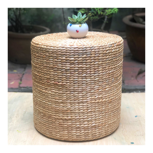 Otomano de jacinto de agua de fibra natural para espacios domésticos contemporáneos - Product Image 1