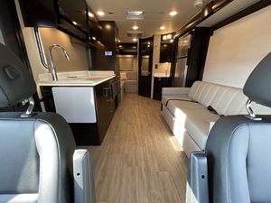 Autocaravana de Lujo Vienna para 4-6 Personas, Gris, de Aluminio, con una Habitación con Cama, Baño, Cocina, TV y Aire Acondicionado - Product Image 4