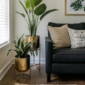 Jardinière décorative en métal doré, parfaite pour une utilisation toute l'année dans les jardins, les patios et les véranda, avec une durabilité longue durée - Product Image 1