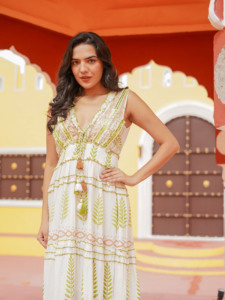 ชุดเดรสยาวผ้าฝ้ายอินเดียปักลายดอกไม้สไตล์โบฮีเมียนสีขาวทำมือสำหรับฤดูร้อน เหมาะสำหรับใส่ไปเที่ยวทะเลหรือรีสอร์ท - Product Image 3