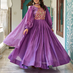 ชุดเดรสอนาร์กาลีผ้าไหมผสมสีม่วงสำหรับผู้หญิง ยูนิตี้ ลักชัวร์ พร้อมงานปักลายหนักบริเวณคอเสื้อ ดีไซน์เนอร์ออกแบบ สำหรับงานเทศกาลและงานแต่งงาน - Product Image 1