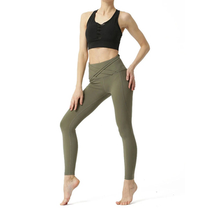 Ensemble de yoga 2 pièces pour femme – Écologique, respirant, séchage rapide, doux, extensible – Tenue de sport fitness unie, short et haut - Product Image 4