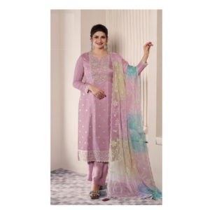 Costume Salwar Kameez en soie Moonga de fil fantaisie de qualité supérieure avec travail de séquence de broderie disponible à la vente - Product Image 1