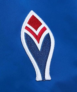 Brillez avec style grâce à la veste universitaire en satin pour homme, dotée d'une finition brillante, de poignets côtelés et d'une fermeture à pression d'inspiration sportive. - Product Image 5
