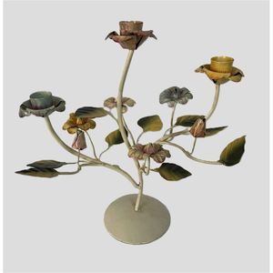 Candelabro de Metal con Acabado en Latón Antiguo, Elegante Portavelas Floral de Iris Hecho a Mano para Decoración de Mesa de Hotel de Lujo - Product Image 5