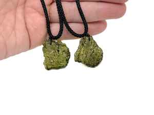 Collier en Moldavite Naturelle, Pendentif Pierre Gemme à Changement de Couleur, Pierre de Croissance et de Transformation Spirituelle, Cadeau pour Elle/Lui - Product Image 2